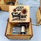 🎶 PROMO FLASH : 50% DE RÉDUCTION ! Boîte à Musique en Bois Gravée à Manivelle – Mélodie "You Are My Sunshine" & Gravures Florales Vintage for un Cadeau qui Vient du Cœur 💝✨