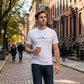 👕 OFFRE LIMITÉE -50% ! ✨ T-Shirt Col Rond À Imprimé Graphique Homme – Script Minimaliste, Coupe Athlétique, Respirant 🔥