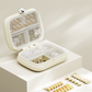 ⏳Offre Limitée 50% de Réduction⏰💊 Boîte à pilules de voyage 4 compartiments – Fini les oublis et les mélanges de médicaments – Design fin et léger, couvercle transparent – Idéal pour maison, bureau et déplacements ✈️